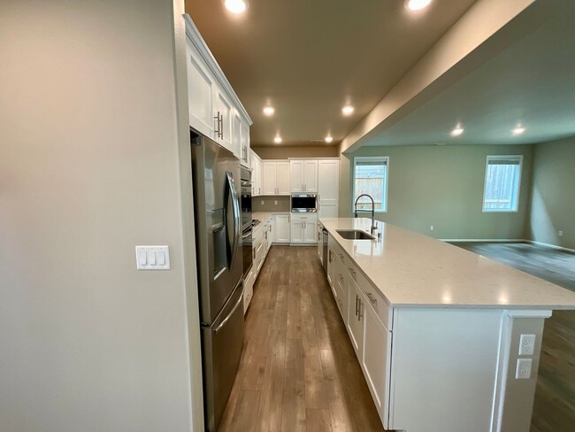 Building Photo - Beautiful and Modern 4-Bedroom Home with S...