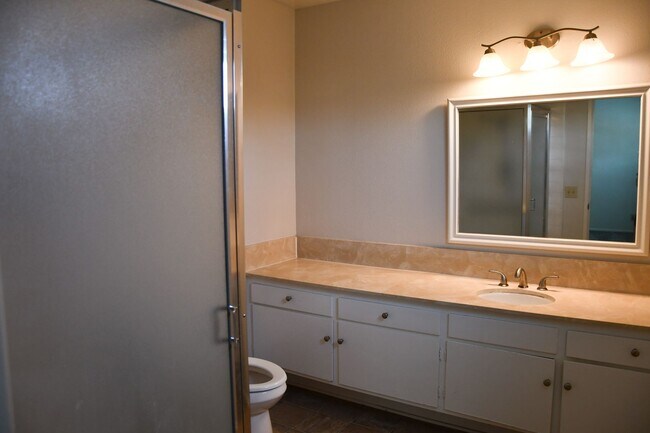 Building Photo - 522 E Collins Ave