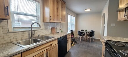 Building Photo - 2724 Stanley St