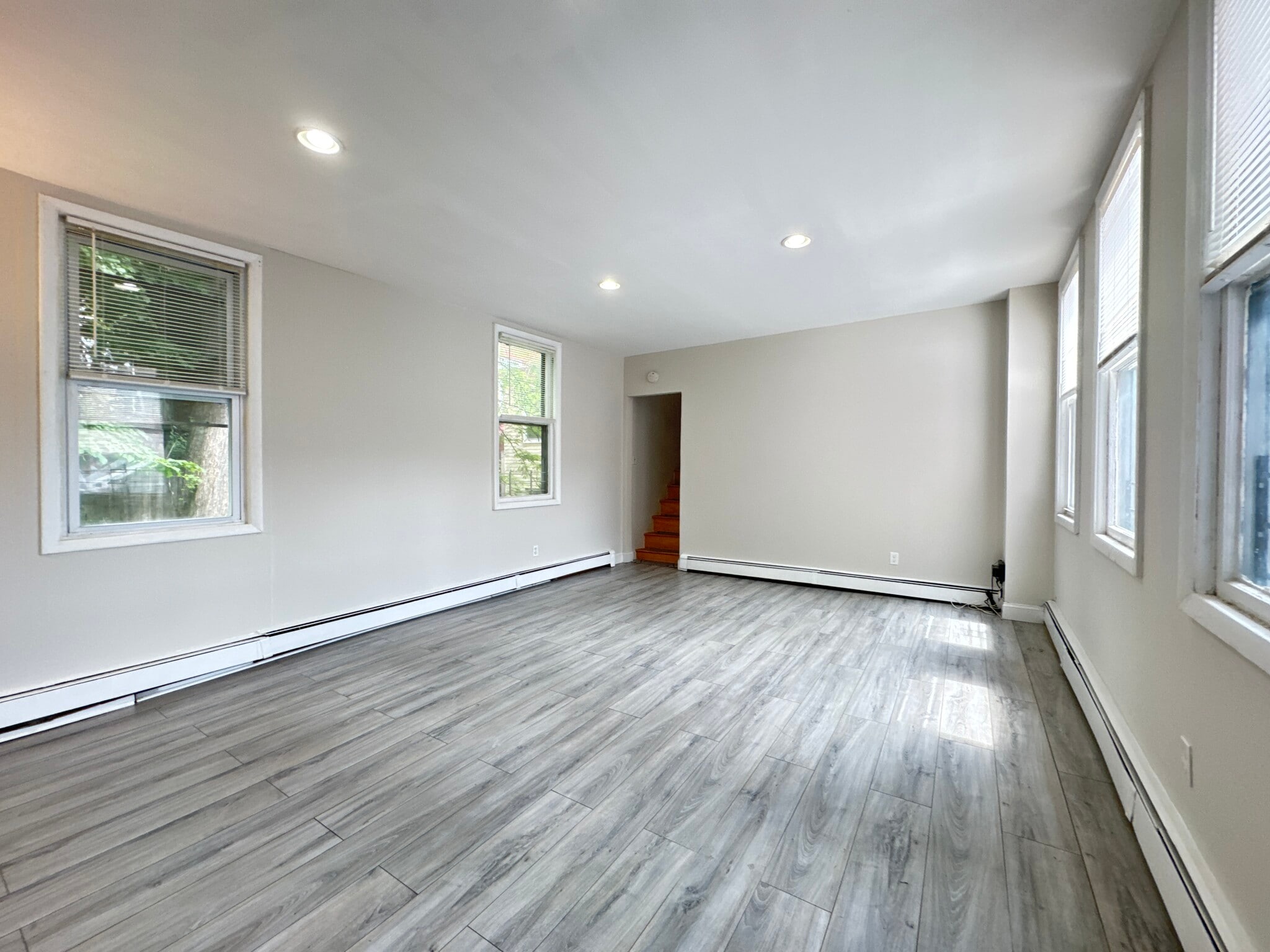 Bright and Spacious - 414 Undercliff Ave