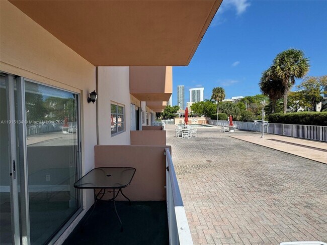 Building Photo - 2200 E Hallandale Beach Blvd