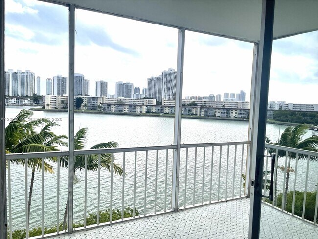 Building Photo - 2861 Leonard Dr