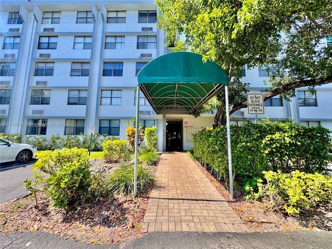 Building Photo - 2401 Riverside Dr