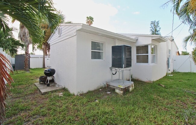 Building Photo - Steps to the Gulf! Spacious 3-Bed, 2 Bath ...