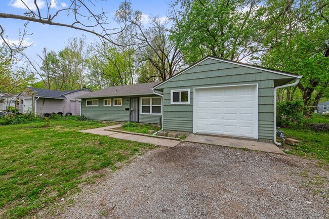 Building Photo - COMING SOON! 5 Bedrooms, 2 Bathrooms in Ka...