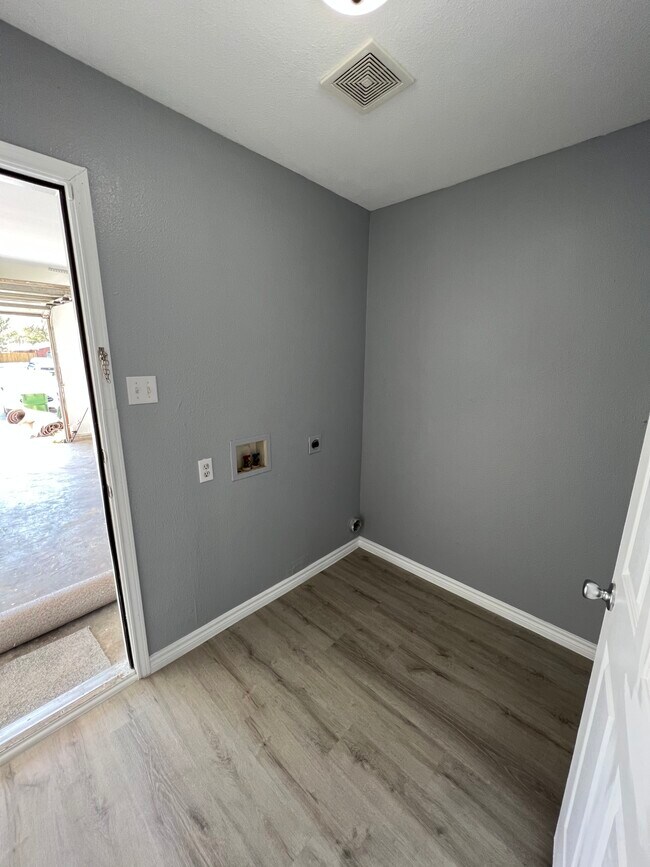 Building Photo - 3612 Villa Pl