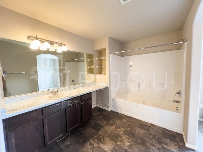 Building Photo - Spring Creek Townhome