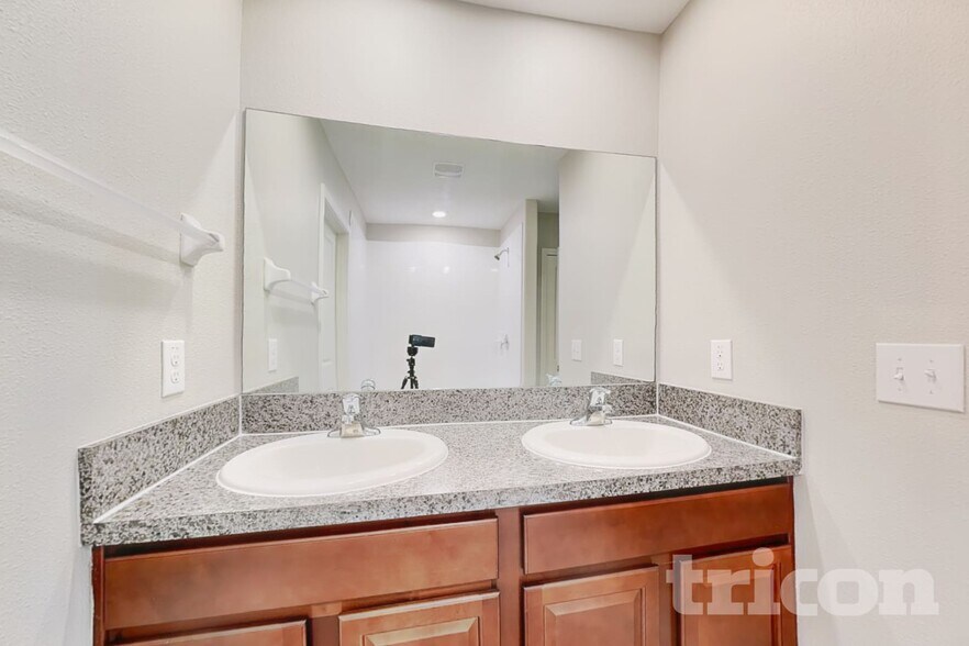 Building Photo - 4906 White Chicory Dr
