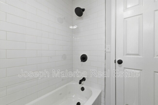 Building Photo - 848 Bank St