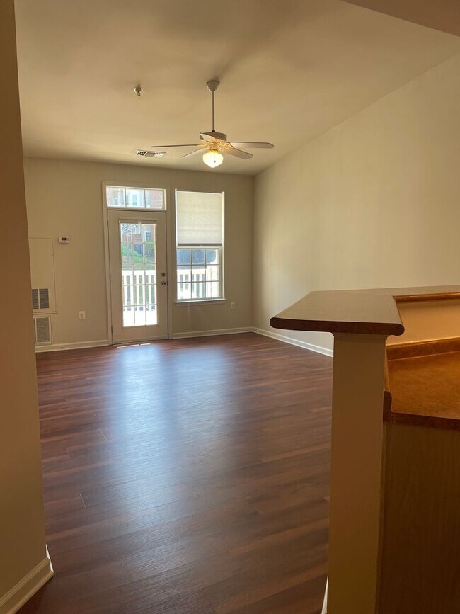 Building Photo - One Bedroom Apartment available now for $1600!