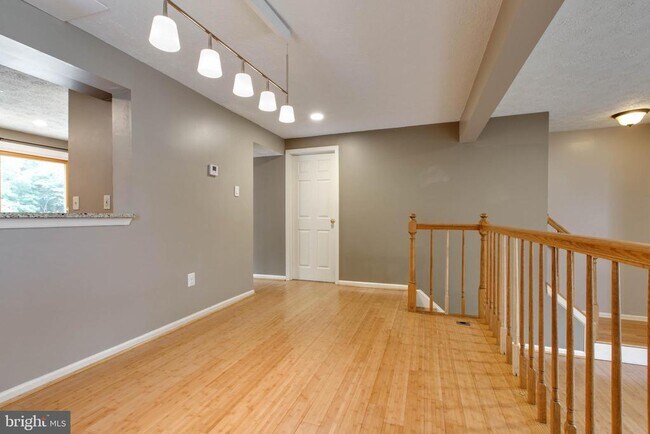 Building Photo - 3400 Oak W Dr