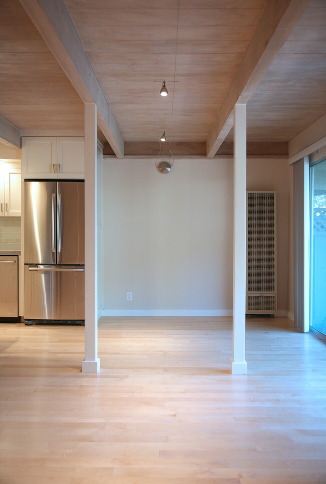 Building Photo - 278 Monroe Dr