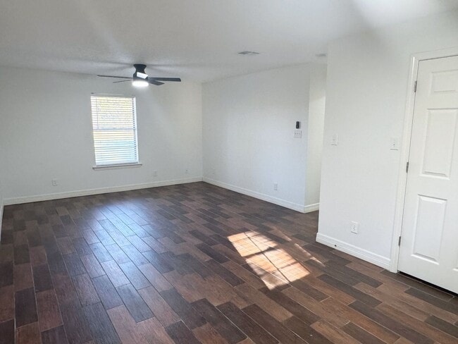 Building Photo - 310 W Pineshadows Dr