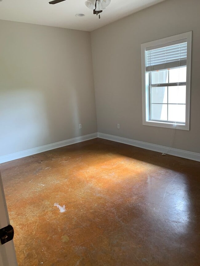 Building Photo - 3 Bedroom 2 bath Duplex for lease