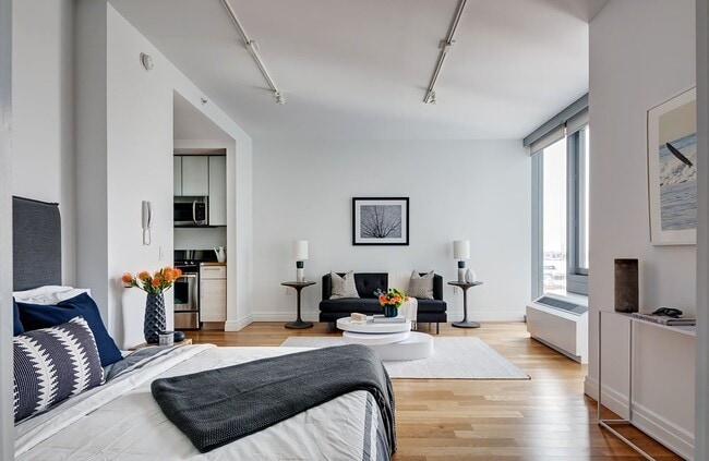 Building Photo - 550 W 54th St