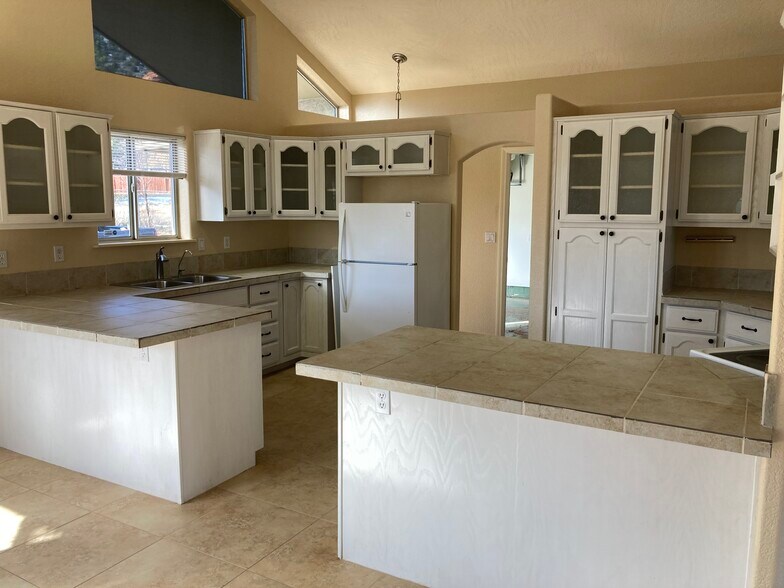 Building Photo - 60 Tilley Ln