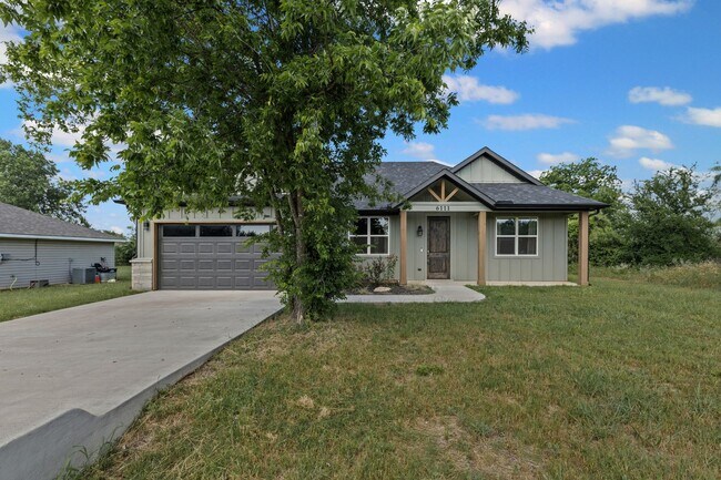 Building Photo - Grand in Granbury!