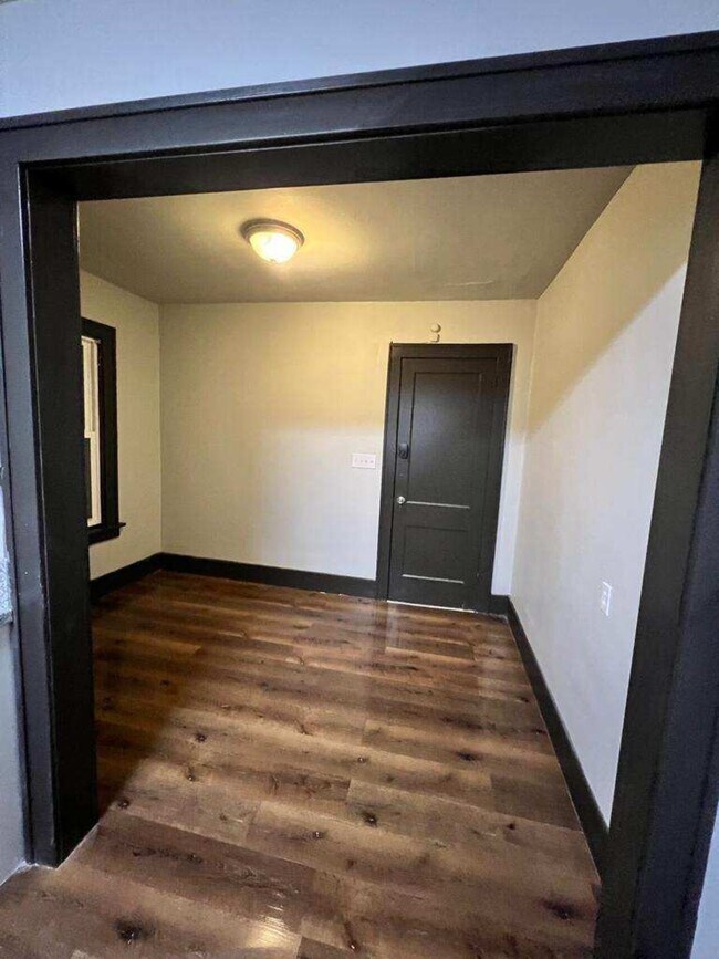 Building Photo - Duplex Long Term