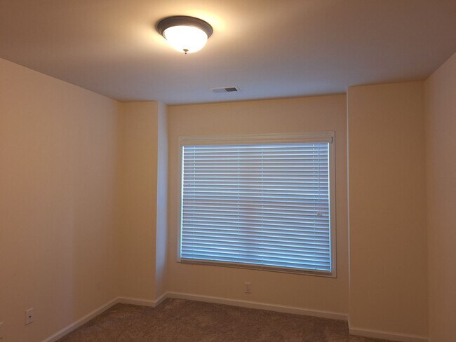 Building Photo - Wonderful Three Bedroom Home in Northeast ...