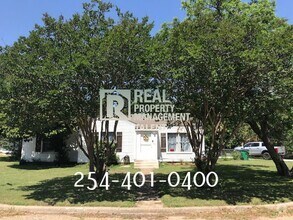 Building Photo - **Available in August** 3 Bedroom, 1 Bathr...