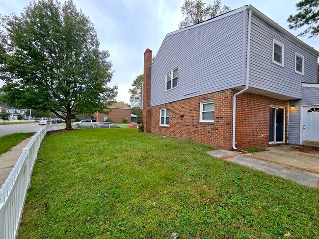Building Photo - SPACIOUS 4 BED/2.5 TOWNHOME IN GREAT NECK!...