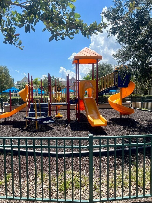 Building Photo - 4-bedroom, 3-bathroom townhouse in Kissimmee !