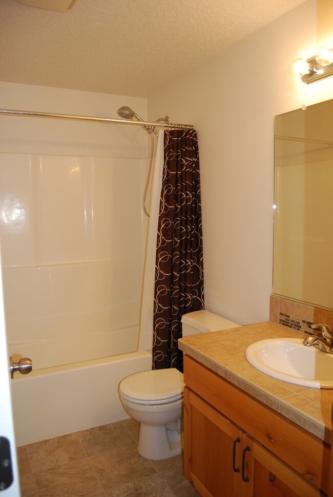 Building Photo - Well Maintained 3 Bedroom 2.5 Bath Newberg OR