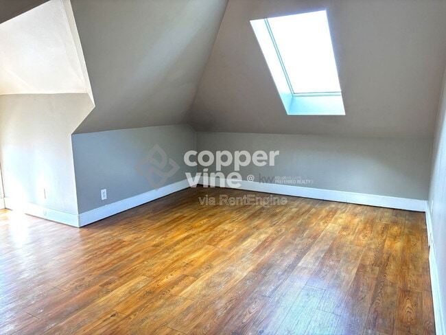 Building Photo - 146 Logan St