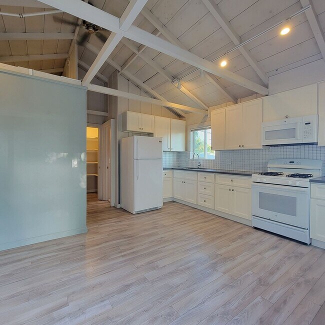 Building Photo - 553-557 Silver Strand Blvd.