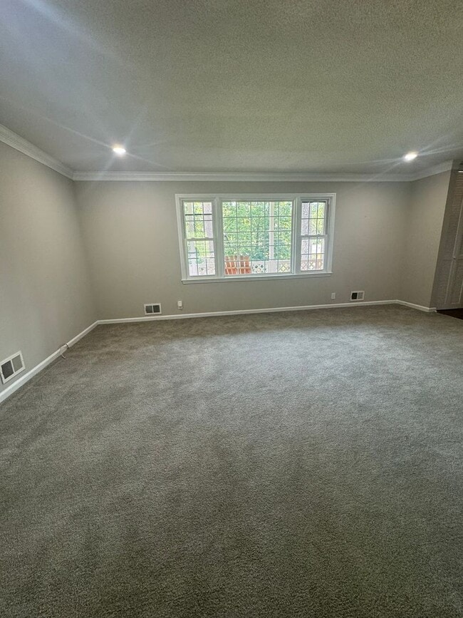 Building Photo - Available NOW in Hammond Hills!!!