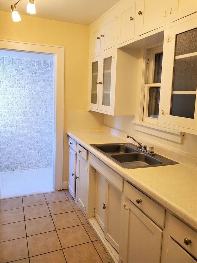 Building Photo - 1 Bed 1 Bath Upstairs Garage Apt in the Mi...