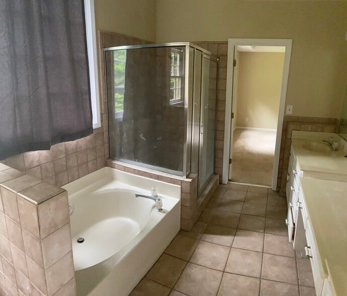 Master bath - 3070 Wellcrest Dr NW