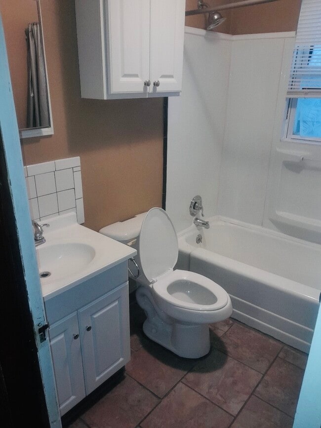 Building Photo - 919 School St