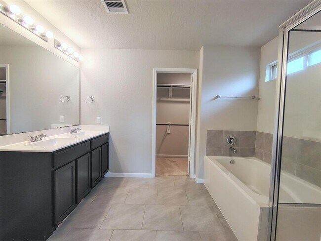 Building Photo - 18315 Pin Oak Lake Dr