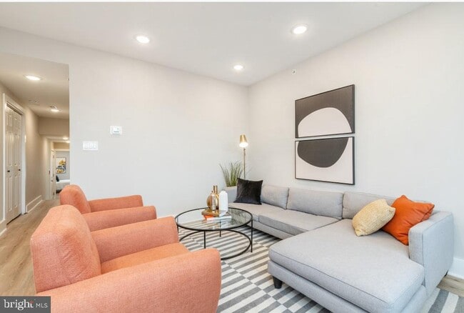 Building Photo - 2825 W Girard Ave