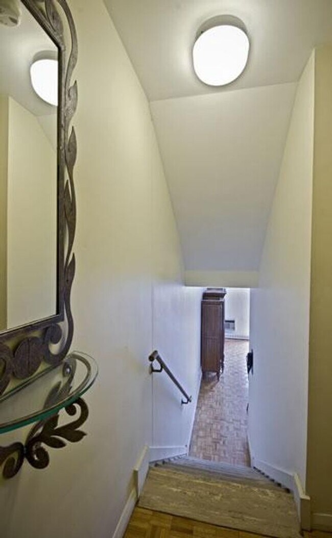 Building Photo - Great Location 1Br/1Bth. Heat & Hot Water ...