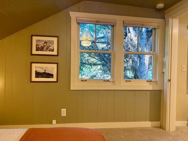 Building Photo - Gorgeous Maple Leaf Property - Huge Yard a...