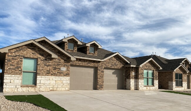 Building Photo - Available JUNE 15TH: Stylish & Spacious Home Perfect for Families