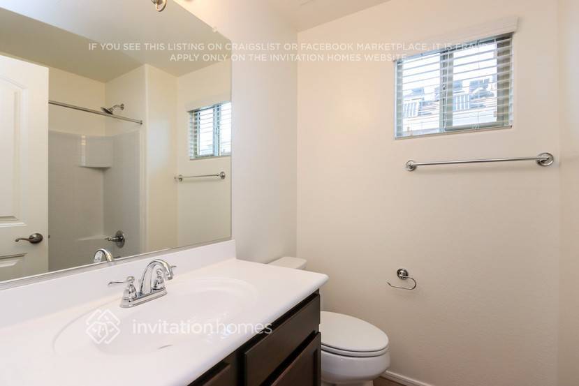 Building Photo - 1323 E Palomino Way