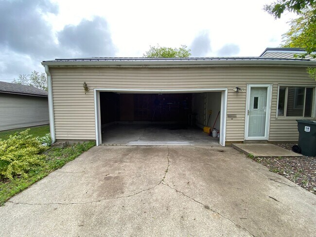 Building Photo - Now leasing for May 2026! Four Bed/Two Bath