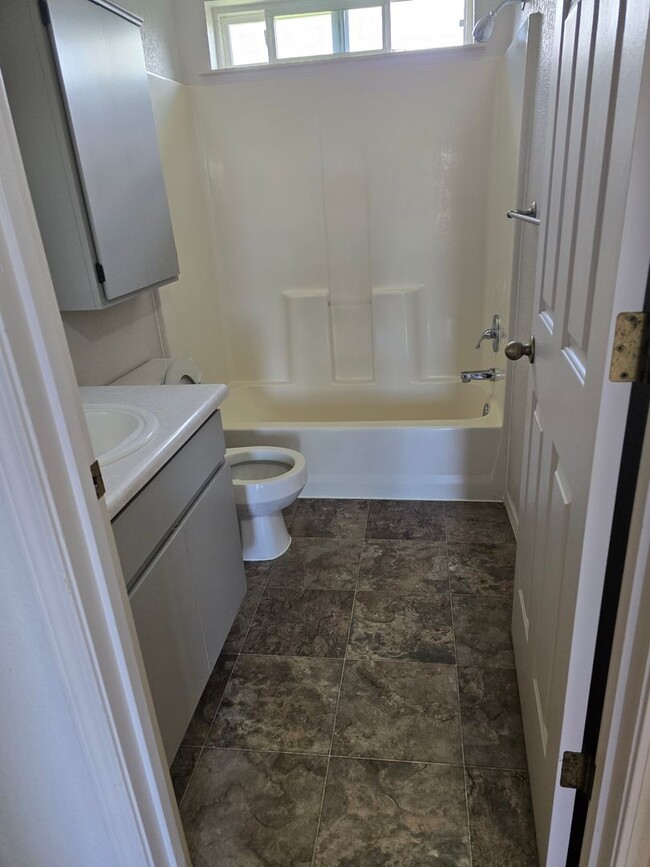 Building Photo - 3 bed 2 bath   Home for Rent in Grants Pass
