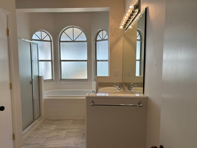 Building Photo - Pool Home
