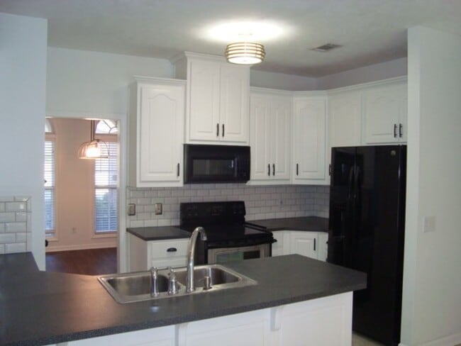 Building Photo - Ready to Rent!