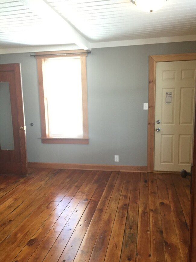 Building Photo - 920.5 E. 5th Street- Charming Cottage