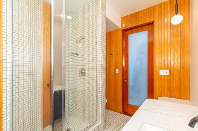 Building Photo - Extraordinary 5-Bed / 5-Bath Oceanfront Pr...