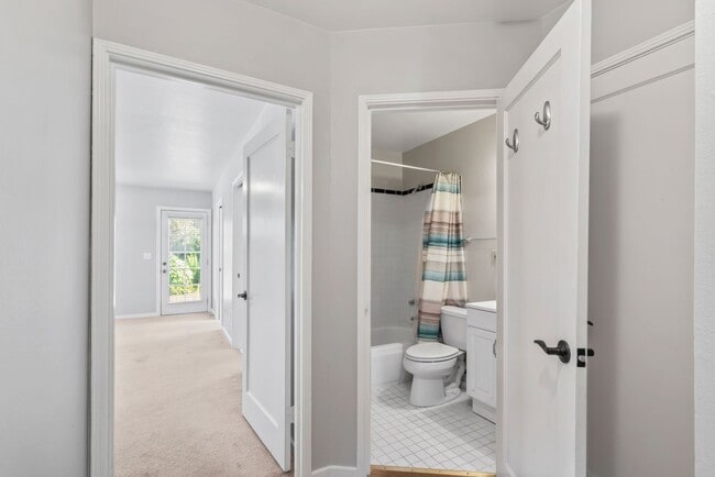 Building Photo - Pet Friendly 3Bd/2Ba Single-Family Home