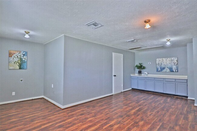 Building Photo - 2706 S Brompton Dr