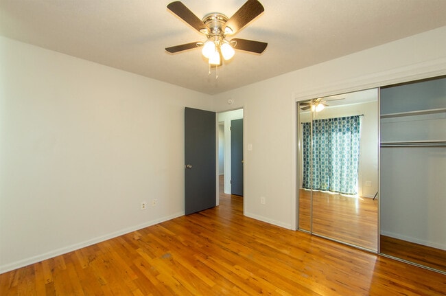 Building Photo - 6921 Manhattan Ln