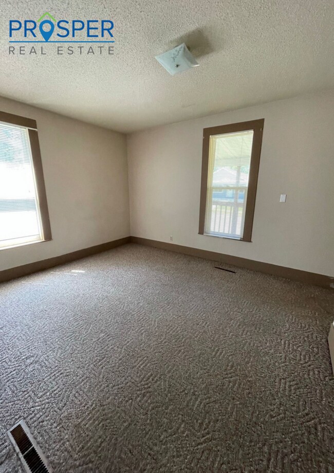 Building Photo - Nice 4-Bedroom House with Extra Office/Study Space Located Near Water Street - Available June 2026
