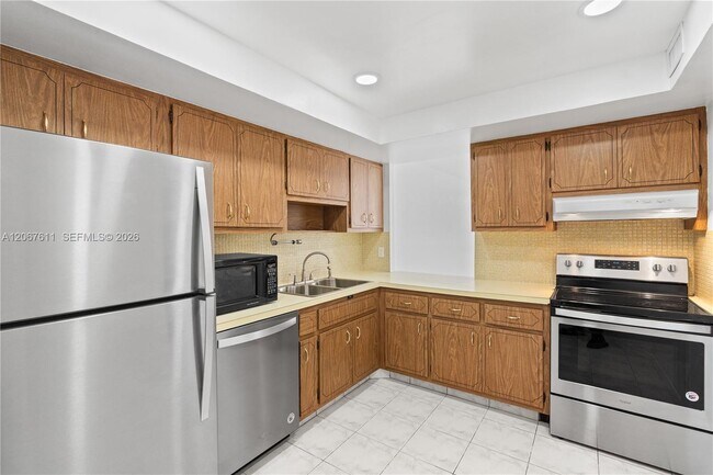 Building Photo - 1351 NE Miami Gardens Dr